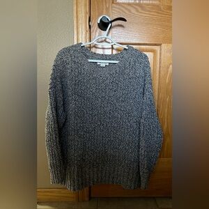 American Eagle gray marled, crewneck, polyester sweater with side slits. Small